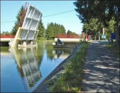 Nous terminons notre balade le long du canal de la Marne à la Saône, à Viéville. Village de l'arrondissement de Chaumont , il se situe dans le département ...