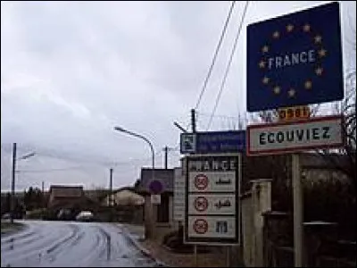 Je vous attends maintenant en Lorraine, la frontière belge, à l'entrée d'Écouviez. Village sur les bords de la Chiers, il se situe dans le département ...