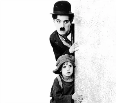 Assez facile pour cette question ! Je vous demande quel est le prénom de M. Chaplin.