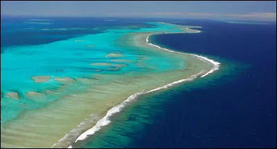 Le plus grand lagon du monde est celui qui entoure la Nouvelle-Cal&eacute;donie. Quelle est sa superficie ?