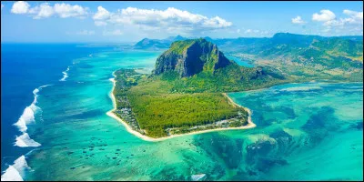 Sur quelle &icirc;le de l'oc&eacute;an Indien peut-on admirer le lagon du Morne ?
