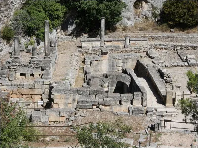 Quelle ville fut fondée par les Celtes dans le sud de la Gaule et porte le nom d'une divinité du printemps et des sources ?