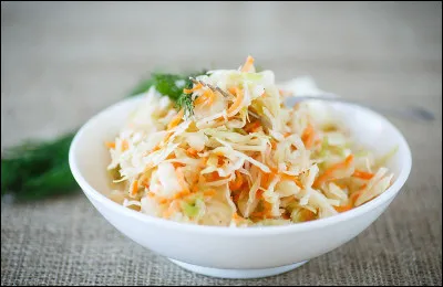 Quels sont les trois ingrédients composant la salade coleslaw ?