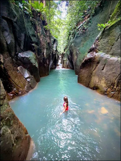 La rivière Moustique est un cours d'eau de Basse-Terre. Sur quelle île se situe-t-elle ?