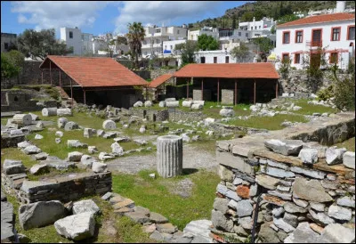 Voici ce qu'il reste aujourd'hui du mausolée d'Halicarnasse, soit pas grand-chose. Ce bâtiment fut construit pour Mausole, gouverneur de Carie. Cela ne vous dit peut-être rien, mais pouvez-vous me dire dans quel pays actuel se trouvent les restes du mausolée ?