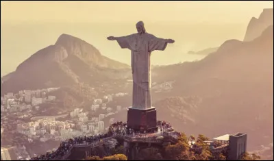 Ensuite vient la statue du Christ Rédempteur au Brésil. Sur quel mont se trouve-t-elle ?