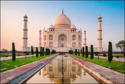 Comment faire ce quiz sans mentionner le Taj Mahal, vraie merveille de l'Inde. Dans quelle ville indienne se situe-t-il ?