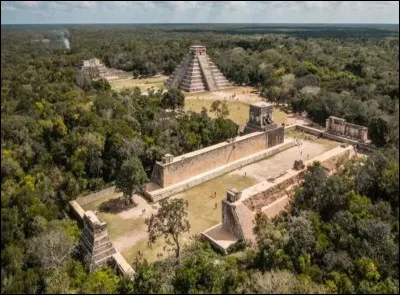 Quel est le nom de cette merveille mexicaine du Yucatán, connue pour sa pyramide majestueuse ?