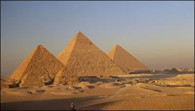 Seule merveille antique qui persiste aujourd'hui, et probablement la plus impressionnante au monde, les pyramides de Gizeh, en Égypte. Comment étaient-elles à l'origine ?