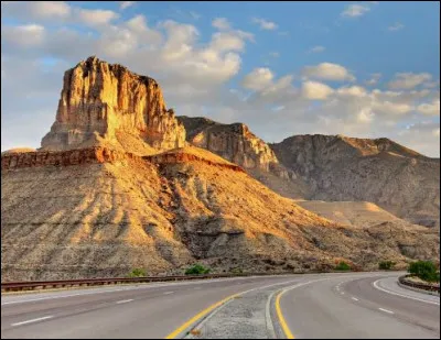 Quel Etat a son identité qui repose sur le rodéo, les cow-boys et la musique country ?