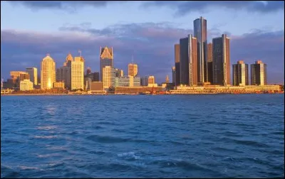 Quel Etat est presque entièrement entouré par les Grands Lacs ?