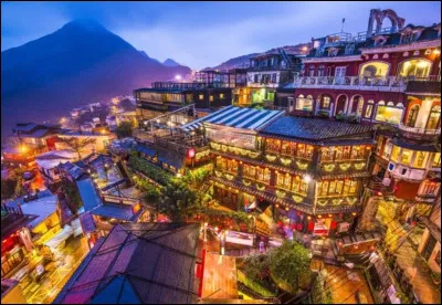 Le village de Jiufen à Taïwan vous rappelle-t-il quelque chose ? Sa vieille ville lumineuse a inspiré le village des esprits...