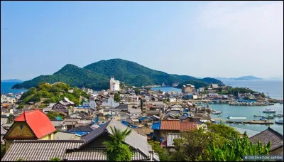 Toujours au Japon, ce village de pêcheurs de la préfecture d'Hiroshima a inspiré le film Ponyo, et c'est vrai qu'il y a une ressemblance. Hayao Miyazaki, créateur des studios, y a d'ailleurs séjourné avant de créer le film. Quel est le nom de ce village ?