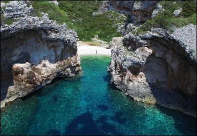 Stiniva Cove, au bord de la mer Adriatique, ressemble fortement à la célèbre petite plage de Porco Rosso, où se pose l'avion rouge. Dans quel pays ?