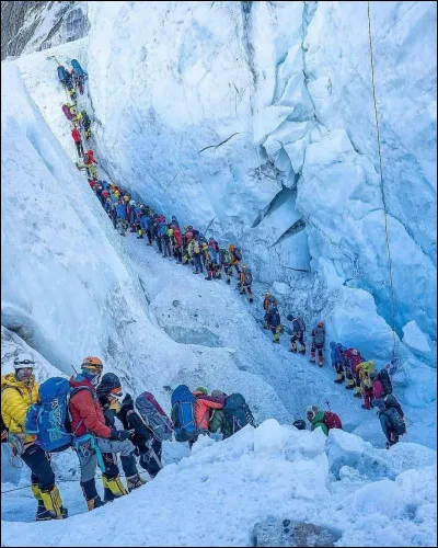 Un des sherpas, Manish, n'avait pas pu atteindre le sommet l'année précédente faute à :