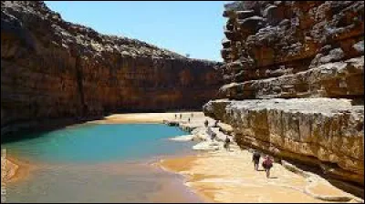 Que faut-il ajouter à "mau" pour obtenir le nom d'un pays se situant en Afrique ?