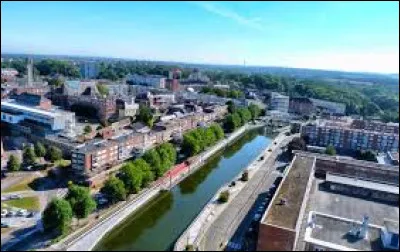Que faut-il ajouter à "mau" pour obtenir le nom d'une ville française se situant dans les Hauts-de-France ?