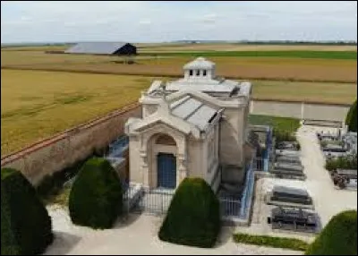 Que faut-il ajouter à "mau" pour obtenir le nom donné à un somptueux monument funéraire d'une très grande taille ?