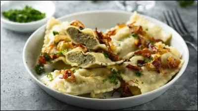 Que faut-il ajouter à "mau" pour obtenir le nom des ravioles de forme rectangulaire, traditionnelles de la région allemande de Souabe ?