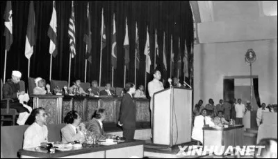 Le 24 avril, lîle de Java accueille une conférence réunissant des pays africano-asiatiques à Bandung. Comment ces États se sont-ils surnommés ?