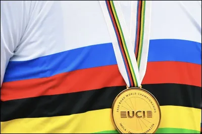 Dans quel sport le vainqueur d'un championnat du monde reçoit-il un maillot arc-en-ciel ?