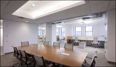 Sur ses 102 étages, combien sont occupés par des bureaux ?