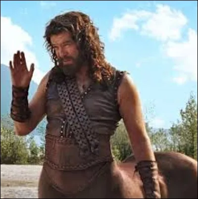 Quel acteur incarne Chiron dans la franchise "Percy Jackson" ?