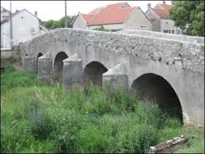 Village de l'arrondissement de Langres, longé par le canal de la Marne à la Saône et sur les bords de la Vingeanne, Choilley-Dardenay se situe dans le département ...