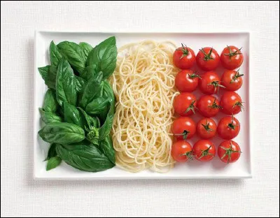 Drapeau typique avec son basilic, ses spaghettis et ses tomates cerises.