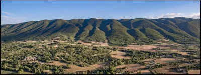 Quel est ce massif montagneux, dont le point culminant est le Mourre N&egrave;gre &agrave; 1 125 m&egrave;tres d'altitude, qui s'&eacute;tend dans le sud du d&eacute;partement sur 60 km d'est en ouest ?