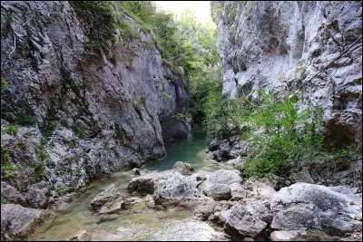 Quelle est cette rivi&egrave;re, longue de 53 km, qui prend sa source &agrave; 715 m d'altitude dans l'est du d&eacute;partement, coule vers l'ouest &agrave; travers des gorges et rejoint la Sorgue ?