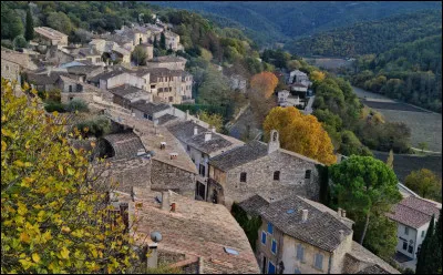 Quel est ce village, situ&eacute; dans un site escarp&eacute; sur le flanc nord du massif du Luberon ?