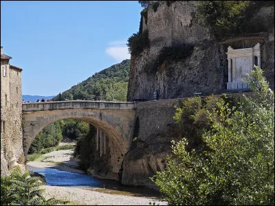 Quelle est cette petite ville de 5 000 habitants, situ&eacute;e dans le nord du d&eacute;partement, connue pour ses vestiges romains dont un pont &agrave; arche unique ?