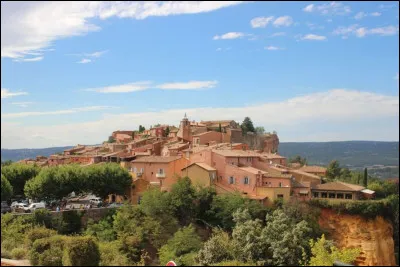 Quel est ce village, situ&eacute; pr&egrave;s d'Apt et connu pour ses falaises d'ocre ?