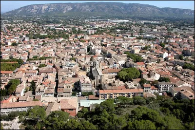 Quelle est cette ville de 26 000 habitants, situ&eacute;e dans le sud du d&eacute;partement, en bordure de la Durance ?