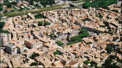 Quelle est cette ville de 13 600 habitants, situ&eacute;e dans l'extr&ecirc;me nord du d&eacute;partement, en bordure du canal de Donz&egrave;re-Mondragon ?