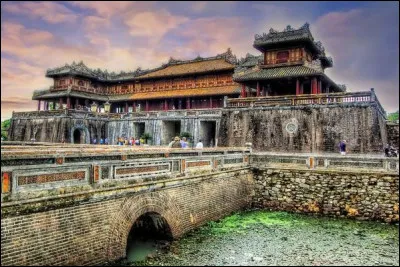 L'Aulne, 144 km, est un fleuve très méandreux, en effet, à deux endroits la distance parcourue par le flot double la longueur du vol d'oiseau. On peut dire de lui que c'est à sa naissance que ses eaux sont les plus pures. D'où viennent-elles ?