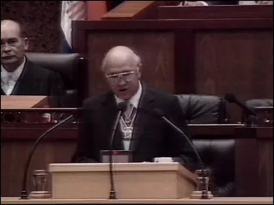 Le temps est à la reconstruction identitaire en Afrique du Sud ; cette année-là une organisation sociale fondée sur la séparation spatiale des races est abolie. Quel nom portait-elle ?