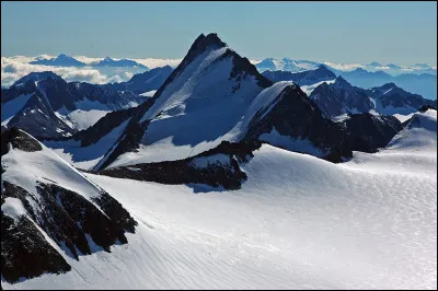 Le 19 septembre, des randonneurs font une découverte dans les Alpes italiennes ; laquelle ?