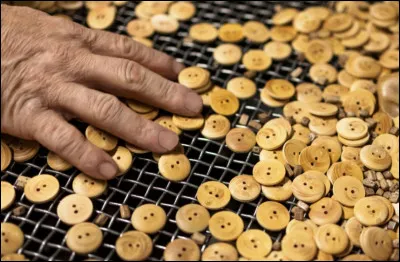 Quel nom donne-t-on à l'artisan qui fabrique des boutons ?