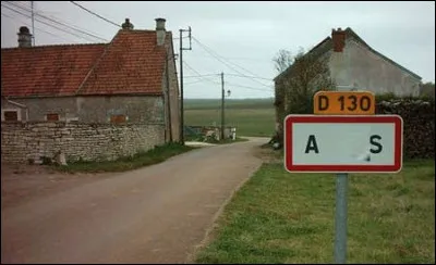 Quel est le nom du hameau communal du département de l'Yonne ?