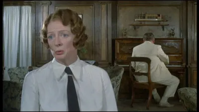 Dans quel film joue-t-elle une dame de compagnie qui est suspectée de meurtre ?