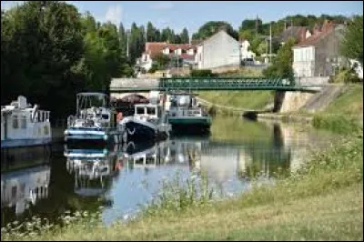 Je vous propose une balade le long du canal de Briare, à Ouzouer-sur-Trézée. Commune de l'arrondissement de Montargis, elle se situe dans le département ...