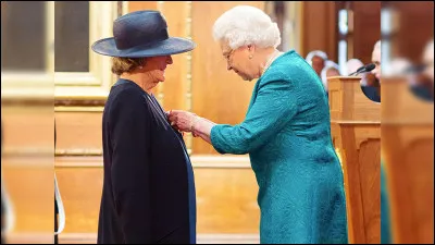 Quel rang l'actrice a-t-elle obtenu des mains de la défunte reine Élisabeth II ?