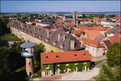 Quelle est cette petite ville de 4 600 habitants fortifiée par Vauban, située dans le sud-est du département, à la limite de la Lorraine et de l'Alsace ?