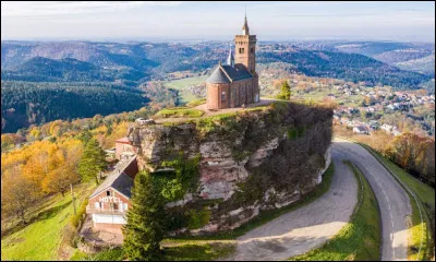 Quelle est ce bourg de 2 300 habitants, situé à 60 m d'altitude dans le massif vosgien, dominé par son rocher en grès ?