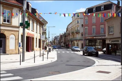 Quelle est cette ville de 9 300 habitants, située sur la rive gauche de la Moselle entre Metz et Thionville, qui a été le site d'une très importante usine sidérurgique fermée en 1979 ?