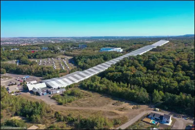 Quelle est cette ville de 10 000 habitants, voisine de la précédente, devenue un important centre touristique et thermal ?
