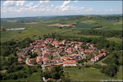 Quel est ce village, situé dans le Saulnois et traversé par la Seille, qui a longtemps constitué une forteresse de frontière au rôle stratégique ?