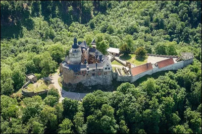 Quel est ce château situé dans le nord-est du département, à la limite de l'Alsace, château semi-troglodyte domine la vallée de la Zinsel petite affluent de la Moder ?